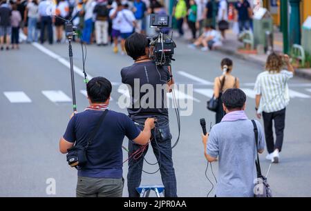 Tokushima, Japon - 12 août 2022 : les vidéastes et les techniciens du son capturent du contenu lors d'événements en plein air Banque D'Images
