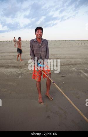 Pêcheurs travaillant sur les rives de l'Irrawaddy, Nyaung U, Bagan, Myanmar. Banque D'Images