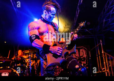 Milan, Italie. 19th août 2022. Doyle Wolfgang von Frankenstein de Misfits se produit en direct lors d'un concert à Circolo Magnolia. Doyle Wolfgang von Frankenstein, est un guitariste américain plus connu pour son matériel avec le groupe punk d'horreur The Misfits et son propre groupe éponyeusement appelé Doyle. (Photo de Mairo Cinquetti/SOPA Images/Sipa USA) crédit: SIPA USA/Alay Live News Banque D'Images
