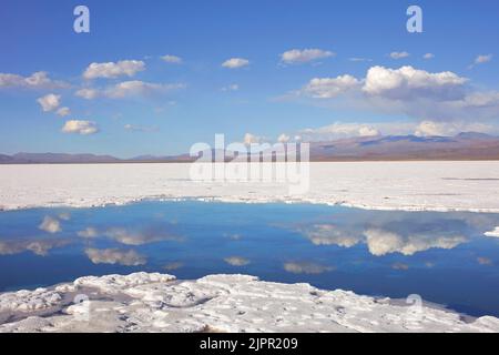 Les nuages se reflètent dans un lagon de la plate-forme de sel de 'slinas grandes', provinces de Jujuy et Salta, Argentine. Banque D'Images