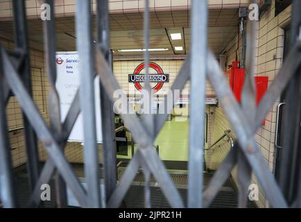 Londres, Royaume-Uni. 19th août 2022. Photo prise le 19 août 2022 montre une entrée de la station de métro de Paddington fermée en raison d'une grève à Londres, en Grande-Bretagne. Les travailleurs du métro de Londres ont pris part vendredi à une grève pour des questions de rémunération et d'emploi. Crédit : Li Ying/Xinhua/Alay Live News Banque D'Images