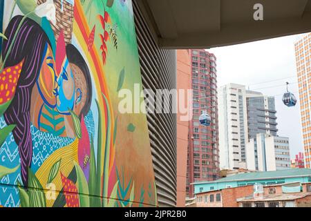 Un mur d'art géant LGBT coloré avec le téléphérique 'je Teleferico' en arrière-plan, la Paz, Bolivie. Banque D'Images