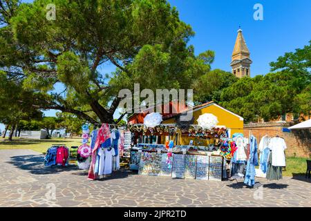 ÎLE DE BURANO, VENISE, ITALIE - 4 JUILLET 2022 : boutique de souvenirs sur la rue principale de l'île de burano, destination de voyage célèbre. Banque D'Images