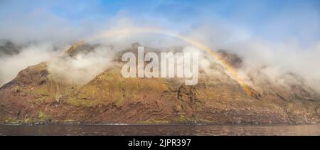 Un arc-en-ciel au-dessus des falaises escarpées de l'île Guadalupe dans l'océan Pacifique à 150 miles de Baja California, Mexique. Banque D'Images