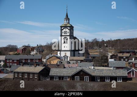 Une église octogonale en pierre blanchie à la chaux a été construite en 1784 à Røros, une ville minière avec des bâtiments historiques en bois dans le centre de la Norvège. Banque D'Images