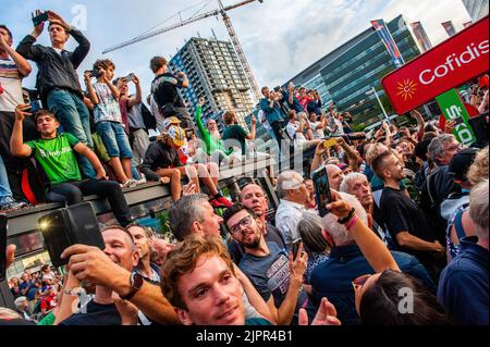 Des milliers de personnes sont vues en regardant les cavaliers traverser la ligne d'arrivée. La première étape de la Vuelta a débuté par un essai inaugural plus long que celui des éditions précédentes dans la ville néerlandaise d'Utrecht, l'une des plus grandes capitales du cyclisme au monde. Les 184 cavaliers ont traversé le 23,3km par ses larges avenues, sans difficultés techniques. Des milliers de spectateurs se sont rassemblés autour du circuit pour voir leurs cyclistes préférés. La Vuelta commence cette année aux pays-Bas avec pas moins de trois étapes à Utrecht, Breda, et 's-Hertogenbosch. De là, l'événement sportif se poursuivra en Espagne, en Banque D'Images