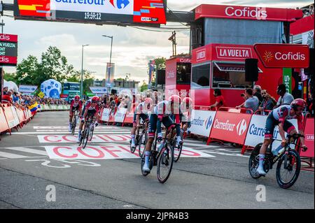 L'équipe des eau traverse la ligne d'arrivée en cinquième position. La première étape de la Vuelta a débuté par un essai inaugural plus long que celui des éditions précédentes dans la ville néerlandaise d'Utrecht, l'une des plus grandes capitales du cyclisme au monde. Les 184 cavaliers ont traversé le 23,3km par ses larges avenues, sans difficultés techniques. Des milliers de spectateurs se sont rassemblés autour du circuit pour voir leurs cyclistes préférés. La Vuelta commence cette année aux pays-Bas avec pas moins de trois étapes à Utrecht, Breda, et 's-Hertogenbosch. De là, l'événement sportif se poursuivra en Espagne, se terminant en se Banque D'Images