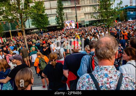 Des milliers de personnes sont vues à regarder l'arrivée des gagnants sur un grand écran. La première étape de la Vuelta a débuté par un essai inaugural plus long que celui des éditions précédentes dans la ville néerlandaise d'Utrecht, l'une des plus grandes capitales du cyclisme au monde. Les 184 cavaliers ont traversé le 23,3km par ses larges avenues, sans difficultés techniques. Des milliers de spectateurs se sont rassemblés autour du circuit pour voir leurs cyclistes préférés. La Vuelta commence cette année aux pays-Bas avec pas moins de trois étapes à Utrecht, Breda, et 's-Hertogenbosch. De là, l'événement sportif se poursuivra dans SP Banque D'Images