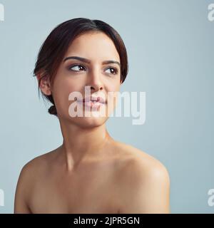 Je pense que c'est parfait. Photo en studio d'une jeune femme sur fond gris. Banque D'Images