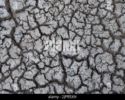 Terre sèche et fissurée photographiée d'en haut au réservoir de Bear Branch à Spring, Texas. Banque D'Images