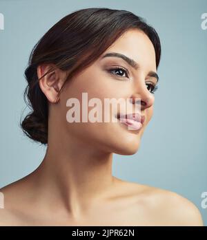 Donnez à votre peau un élan incroyable. Photo en studio d'une jeune femme sur fond gris. Banque D'Images