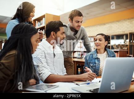 Ils apportent tous quelque chose de différent à la table. Un groupe d'étudiants universitaires étudiant dans la bibliothèque. Banque D'Images