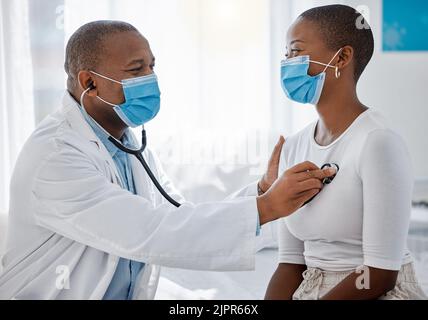 Soins de santé, assurance et conformité avec les règlements Covid lors d'une consultation avec un médecin et un patient. Professionnel de la santé faisant un examen Banque D'Images