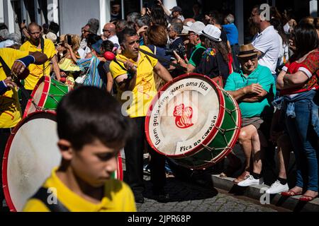 Un batteur joue le tambour avec le dicton 'quem gosta vem, quem ama fica' (qui aime vient, qui aime les séjours) qui est un slogan de la ville. Plus d'un demi-millier de femmes méticuleusement vêtues pour illustrer l'histoire des femmes viennoises, Fièrement défilé dans les rues de la ville pour présenter les magnifiques costumes traditionnels lors de la parade de Mordomia qui fait partie de la Romaria d'Agonia qui était en attente pendant deux ans en raison de la pandémie de COVID-19. Portant les beaux costumes folkloriques des divers villages qui font partie de la région de Viana do Castelo, avec de grandes quantités d'or autour Banque D'Images