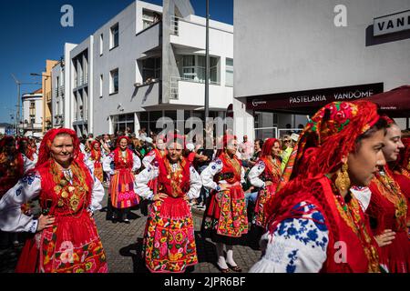 Les femmes sont vues à la marche de la parade dans les costumes traditionnels. Plus d'un demi-millier de femmes méticuleusement vêtues pour illustrer l'histoire des femmes viennoises, Fièrement défilé dans les rues de la ville pour présenter les magnifiques costumes traditionnels lors de la parade de Mordomia qui fait partie de la Romaria d'Agonia qui était en attente pendant deux ans en raison de la pandémie de COVID-19. Portant les beaux costumes folkloriques des divers villages qui font partie de la région de Viana do Castelo, avec de grandes quantités d'or autour de leurs cols, beaucoup d'articles en fait heurlooms datant des siècles passés, ces mordomes r Banque D'Images