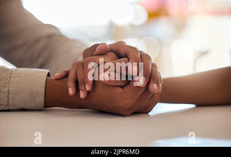 Couple marié tenant des mains montrant l'amour, le soutien et les soins ou la confiance dans les temps difficiles, le chagrin ou la perte triste. Les personnes qui se touchent à la main pour faire preuve d'empathie, d'aide et Banque D'Images