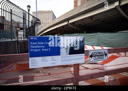 New York, New York, États-Unis. 19th août 2022. 14 août 2022: New York, États-Unis: .Un panneau de construction et la fermeture de la zone du parc pour le projet de résilience côtière du côté est. Le projet vise à créer un mur de barrières anti-ondes de tempête et de digues pour protéger Manhattan des inondations dues aux changements climatiques et aux conditions météorologiques de plus en plus sévères. Une grande partie de Manhattan a été inondée pendant l'ouragan Sandy, ce qui a poussé Mayors Bloomberg et Bill de Blasio à faire avancer le projet, bien qu'il ait été confronté à une opposition ferme de la communauté pour avoir fermé le populaire John V. Credit: ZUMA Press, Inc./Alay Live News Banque D'Images