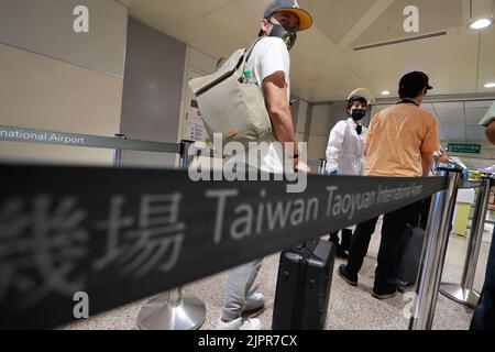 Taoyuan, Taoyuan, Taïwan. 19th août 2022. Les passagers arrivant attendent en file d'attente la confirmation de la quarantaine à l'aéroport international Taoyuan de Taïwan, car l'île reste des mesures de quarantaine et des restrictions strictes de la COVID-19. Alors que de nombreuses régions du monde ont rouvert les frontières pour un voyage international gratuit, des endroits en Asie comme Taiwan, Hong Kong et la Chine continentale, qui sont autonomes, exigent toujours que les passagers subissent une quarantaine et imposent des mesures obligatoires de port de masque. (Image de crédit : © Daniel Cing Shou-Yi/ZUMA Press Wire) Banque D'Images