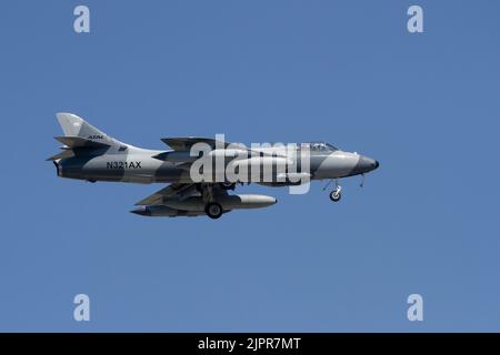 A 1959 Hawker Hunter Mk58 (F58A) volant avec un entrepreneur militaire privé, Airborne Tactical Advantage Company (ATAC) près de la Naval Air Facility, Atsugi (Japon) Banque D'Images