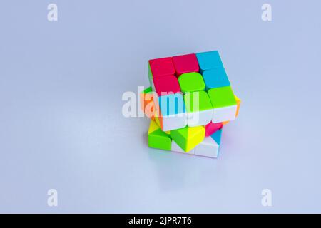 Cube de Rubik 3x3 sur fond blanc isolé avec mise au point sélective Banque D'Images