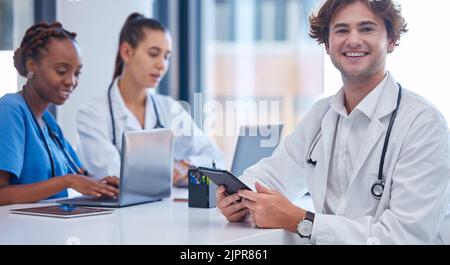 Les étudiants en médecine d'équipe ou les médecins-conseils les mentors d'équipe ou les médecins de soins de santé discutant des traitements de médecine de patient à l'hôpital. Professionnel Banque D'Images