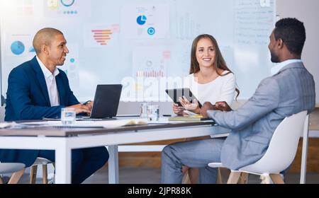 Réseautage, négociation et partenaires d'affaires professionnels ayant une réunion dans un bureau, parlant et souriant. Divers entrepreneurs collaborent sur Banque D'Images