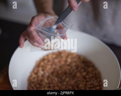 Gros plan la texture de la graine de soja pour LA FAÇON de Soy produit: Brut tempeh fait maison . Concept de nourriture végétarienne saine Banque D'Images