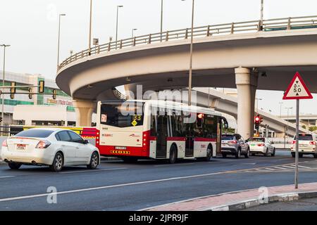 Dubaï, Émirats Arabes Unis - 07.31.2022 - photo d'une rue dans le quartier de Garhoud. Banque D'Images