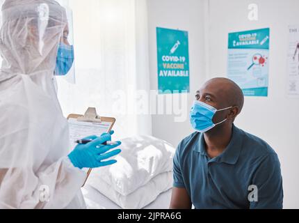 Covid liste de contrôle, formulaire ou documents d'assurance des symptômes du patient avec le travailleur de la santé posant des questions de santé, de maladie ou de santé à l'hôpital Banque D'Images