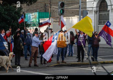 Valparaiso, Chili. 19th août 2022. Des manifestants brandissaient des drapeaux chiliens lors d'une protestation contre une nouvelle constitution. Des manifestants s'empaissent dans les rues de Valparaiso pour rejeter une nouvelle constitution, certains contre-manifestants soutenant la nouvelle constitution de Valparaiso. Crédit : SOPA Images Limited/Alamy Live News Banque D'Images