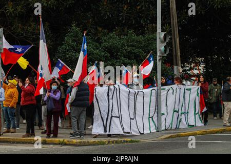 Valparaiso, Chili. 19th août 2022. Les manifestants tiennent une bannière et des drapeaux chiliens lors d'une protestation contre une nouvelle constitution. Des manifestants s'empaissent dans les rues de Valparaiso pour rejeter une nouvelle constitution, certains contre-manifestants soutenant la nouvelle constitution de Valparaiso. Crédit : SOPA Images Limited/Alamy Live News Banque D'Images