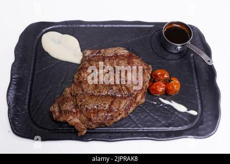 steak de base grillé à la tomate, purée de pommes de terre et sauce au maïs au poivre Banque D'Images