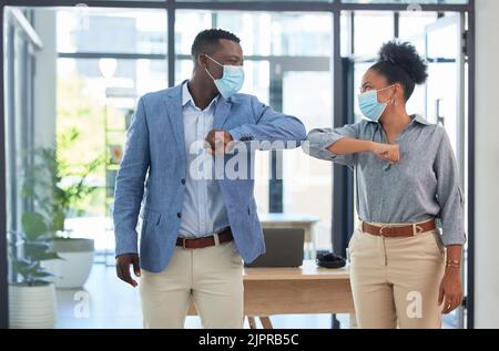 Règlements Covid, accueil de coude et distance sociale dans le bureau avec masque. Travail de l'entreprise pendant le verrouillage, jeune gestionnaire de démarrage interview nouveau Banque D'Images