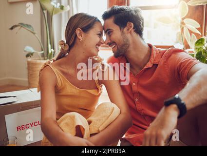 Heureux et amoureux couple assis ensemble, liant et passer du temps de qualité dans un nouvel appartement, appartement ou maison. Propriétaire, homme aimant et femme se détendre Banque D'Images