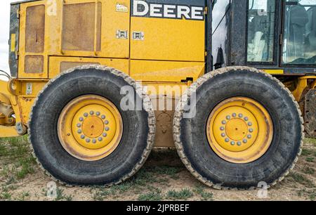 Pneus de grande taille sur le côté d'une niveleuse John Deere 772GP garée dans une ferme près d'Almo, Idaho, Etats-Unis Banque D'Images