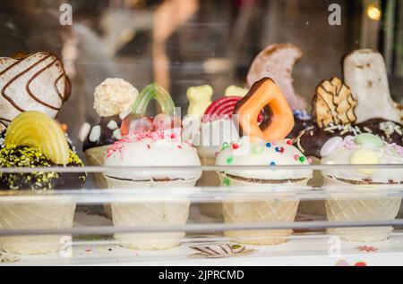 Novi Sad, Serbie, 12 juillet 2019. Gâteaux dans la fenêtre d'une pâtisserie en Serbie, gros plan. Banque D'Images