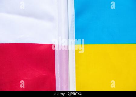 Le drapeau de la Pologne et le drapeau de l'Ukraine comme toile de fond, une alliance entre les deux pays pendant la guerre en Ukraine Banque D'Images