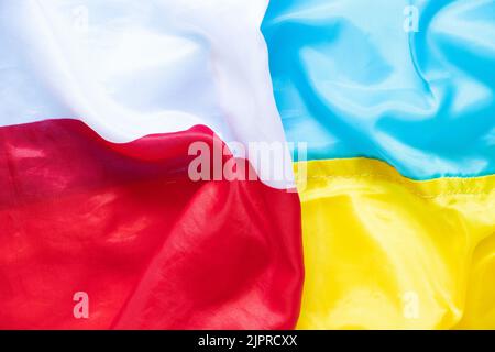 Le drapeau de la Pologne et le drapeau de l'Ukraine comme toile de fond, une alliance entre les deux pays pendant la guerre en Ukraine Banque D'Images