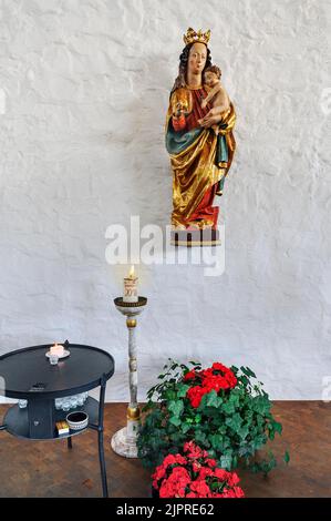 Figure de Marie avec couronne, Jésus-né, bougies sacrificielles et décoration florale, église, Saint-Georges et Saint-Maurice à Seifriedsberg, Allgaeu Banque D'Images