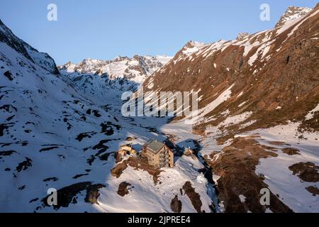 Montagnes en hiver, vue aérienne, cabane Franz Senn, vallée de Neustift im Stubai, Tyrol, Autriche Banque D'Images