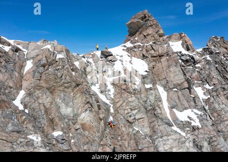 Tour en haute altitude, les amateurs de ski descendent en rappel d'une falaise, Stubai, Tyrol, Autriche Banque D'Images