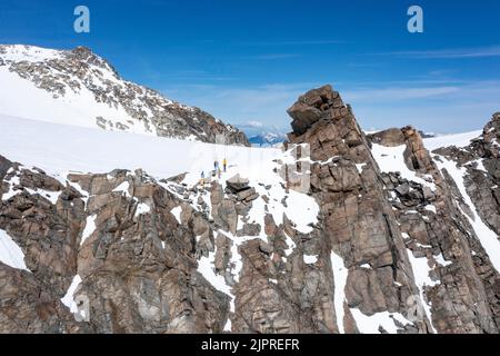 Tour en haute altitude, les amateurs de ski descendent en rappel d'une falaise, Stubai, Tyrol, Autriche Banque D'Images