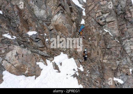 Tour en haute altitude, les amateurs de ski descendent en rappel d'une falaise, Stubai, Tyrol, Autriche Banque D'Images