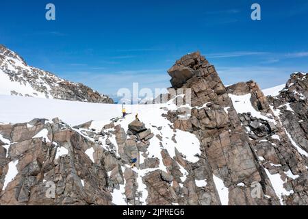 Tour en haute altitude, les amateurs de ski descendent en rappel d'une falaise, Stubai, Tyrol, Autriche Banque D'Images