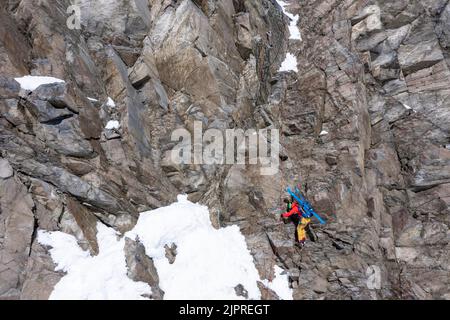 Tour en haute altitude, les amateurs de ski descendent en rappel d'une falaise, Stubai, Tyrol, Autriche Banque D'Images