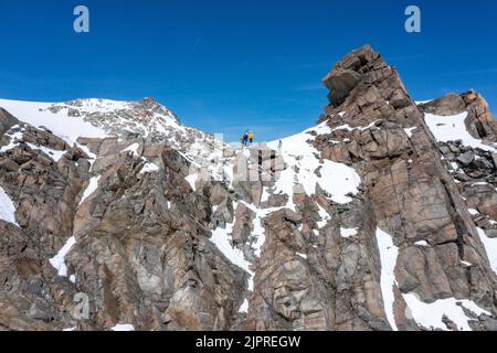 Tour en haute altitude, les amateurs de ski descendent en rappel d'une falaise, Stubai, Tyrol, Autriche Banque D'Images