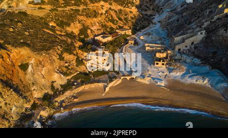 Lumière du matin, lever du soleil, tir de drone, plage, ruines de bâtiments, Lieux perdus, ancienne mine de soufre, Cyclades, Thiorichia, Paralia Thiorichia, exploitation minière Banque D'Images