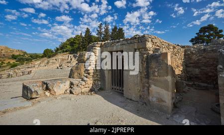 Lumière du matin, ciel bleu, nuages blancs, bâtiment en pierre, porte en treillis, Escalier, Palais minoen de Festos, plaine de Messara, Centre de la Crète, Ile de Crète Banque D'Images