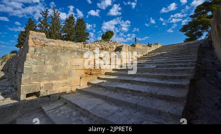 Lumière du matin, ciel bleu, nuages blancs, mur de pierre, Grand escalier, Palais minoen de Festos, plaine de Messara, centre de la Crète, île de Crète, Grèce Banque D'Images