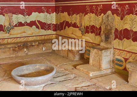 Salle du Trône, fresques Griffin, trône, bassin de Porphyry, Palais de Knossos, Héraklion, Centre de la Crète, Île de Crète, Grèce Banque D'Images